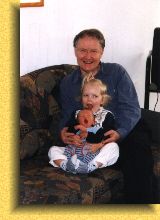 Der Opa ist zu Besuch.
