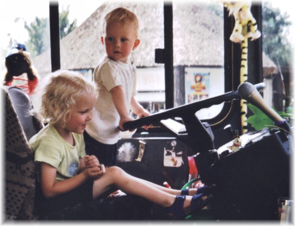 Annina und Josias im Serengeti-Bus